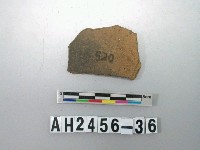 藏品(棕色細砂陶片)的圖片